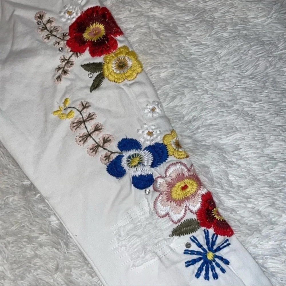 Indigo Rein Women White ankle Jeans size 5/26 Embroidered Flower raw distressed
